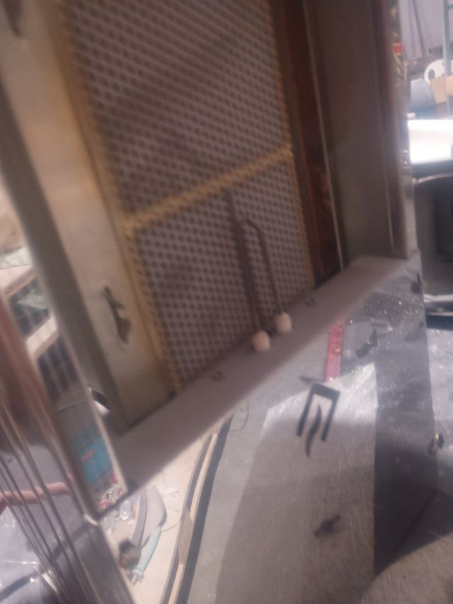 Calefactor gris y rojo