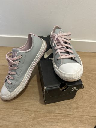 Converse grises con cordones rosas