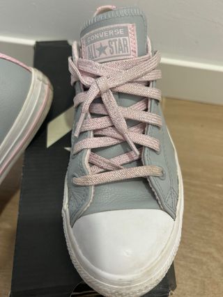 Converse grises con cordones rosas