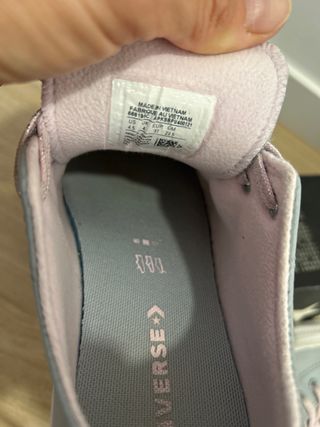Converse grises con cordones rosas