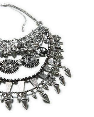 Collar Étnico Zara Plateado.