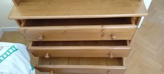 Librería de madera con cajonera