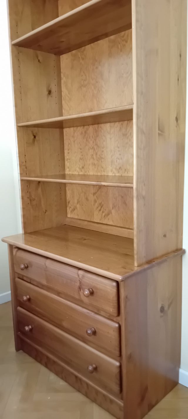 Librería de madera con cajonera
