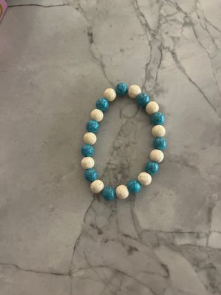 Pulseras de cuentas azules y blancas