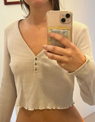 Camiseta crop beige manga larga