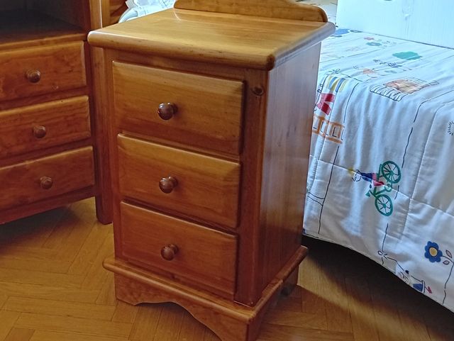 Mesita de noche de madera