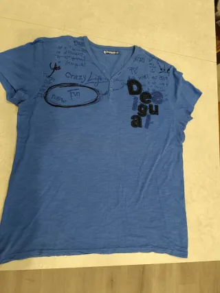 Camiseta Desigual azul con estampado