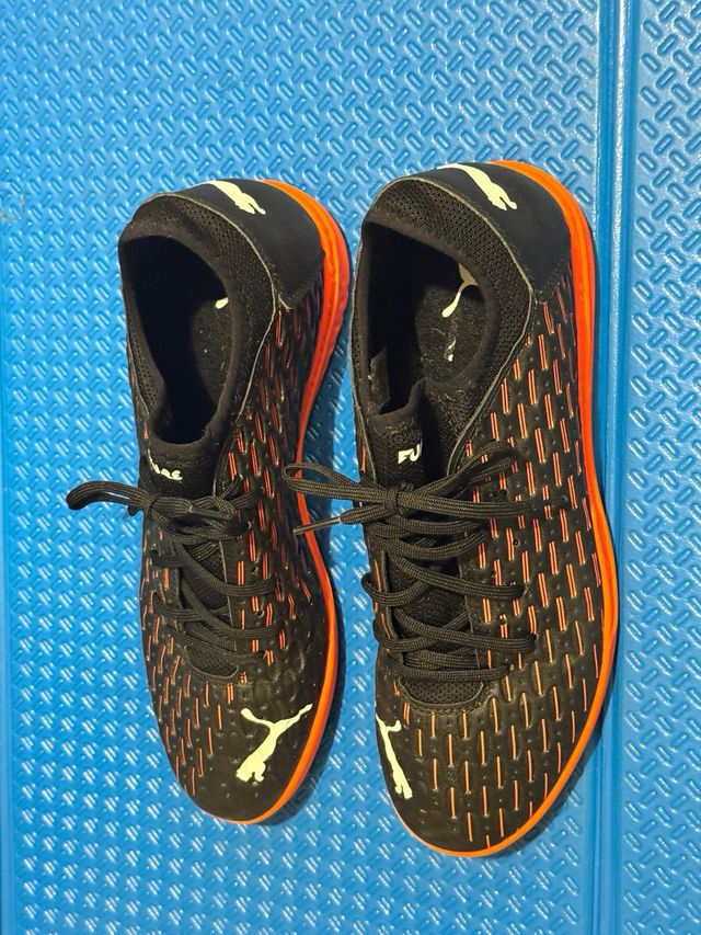 Zapatillas Puma Future Negras y Naranjas