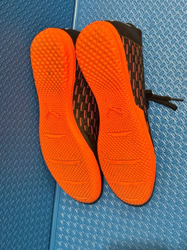 Zapatillas Puma Future Negras y Naranjas