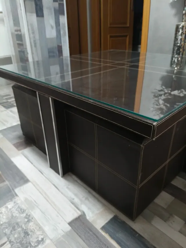 Mesa de centro de madera,tapizada en color wengue