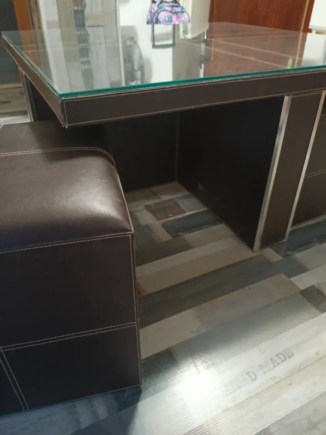 Mesa de centro de madera,tapizada en color wengue