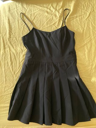 Vestido negro con tirantes y falda plisada