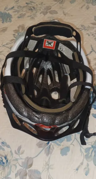 Casco de bicicleta en perfecto estado