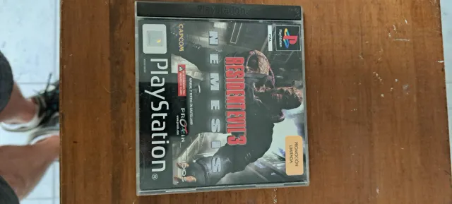 Consola PS1 cinzenta com 2 controlos e 8 jogos. Conjunto.