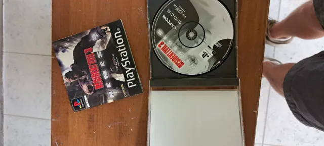 Consola PS1 cinzenta com 2 controlos e 8 jogos. Conjunto.