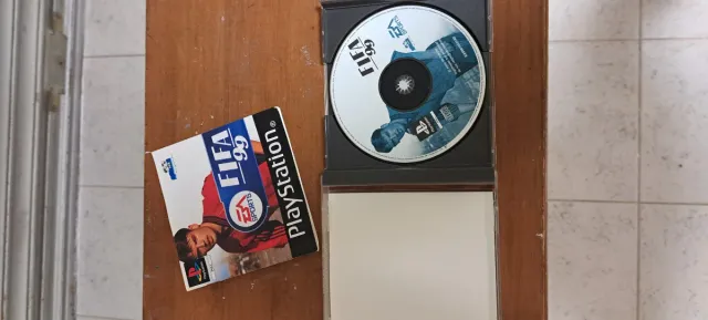 Consola PS1 cinzenta com 2 controlos e 8 jogos. Conjunto.