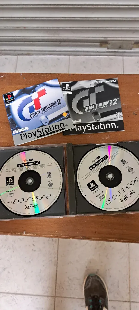 Consola PS1 cinzenta com 2 controlos e 8 jogos. Conjunto.