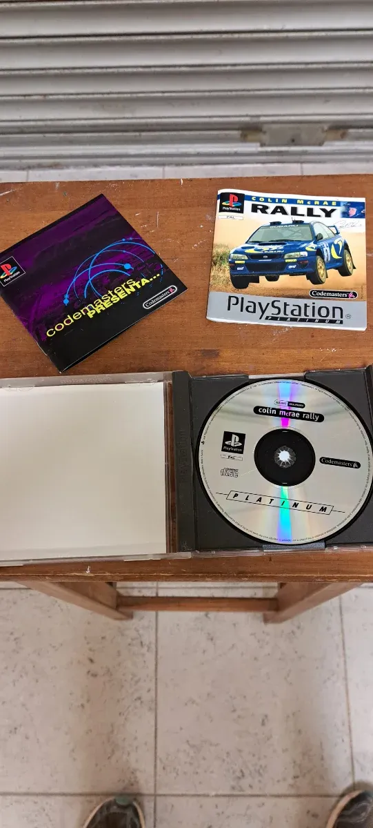 Consola PS1 cinzenta com 2 controlos e 8 jogos. Conjunto.