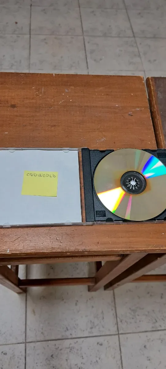 Consola PS1 cinzenta com 2 controlos e 8 jogos. Conjunto.