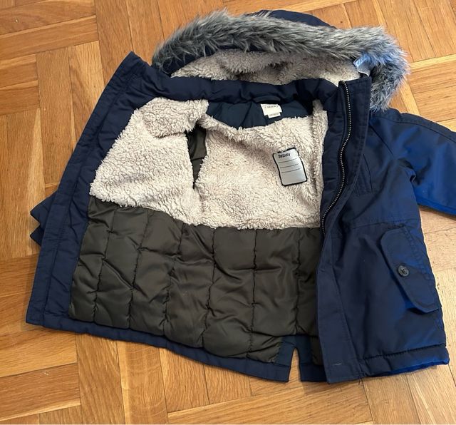 Cazadora azul marino con capucha