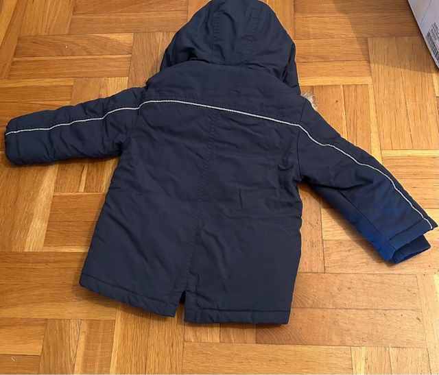 Cazadora azul marino con capucha