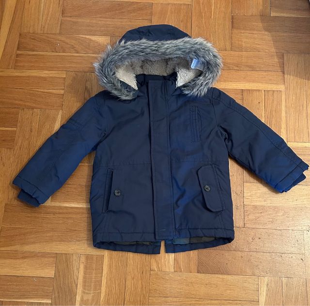 Cazadora azul marino con capucha