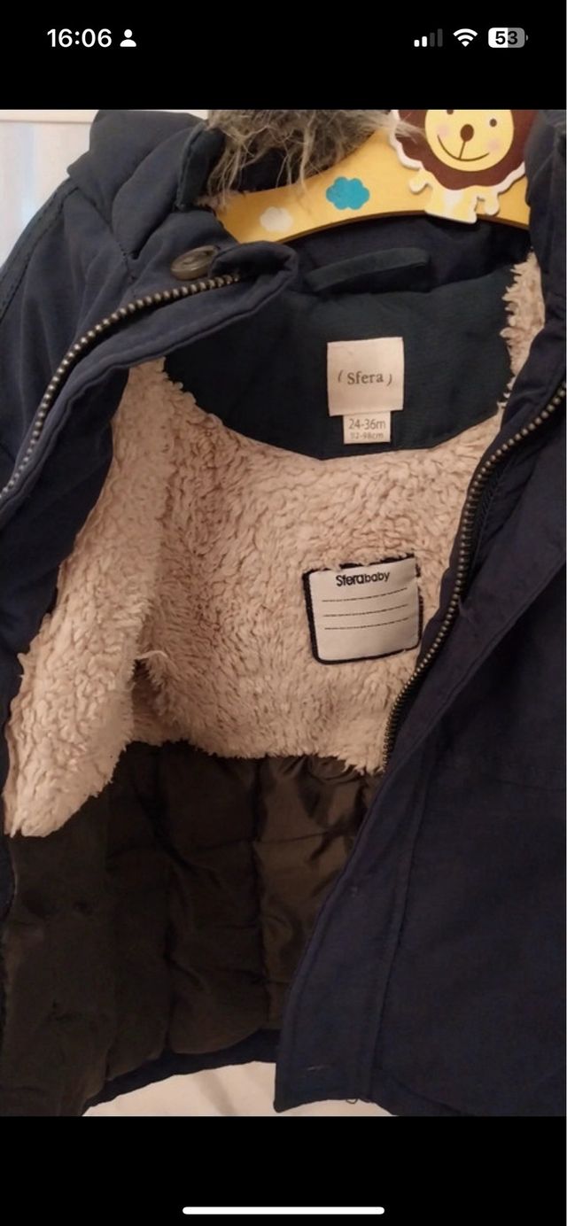 Cazadora azul marino con capucha