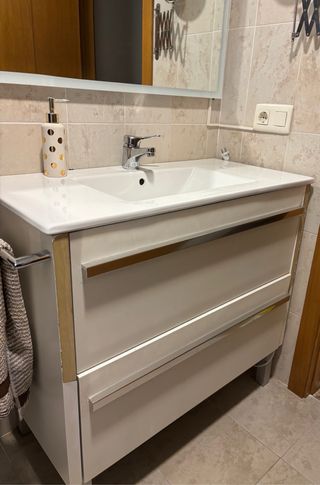 Mueble baño 90 cm lavabo y grifo.