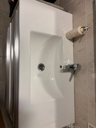 Mueble baño 90 cm lavabo y grifo.