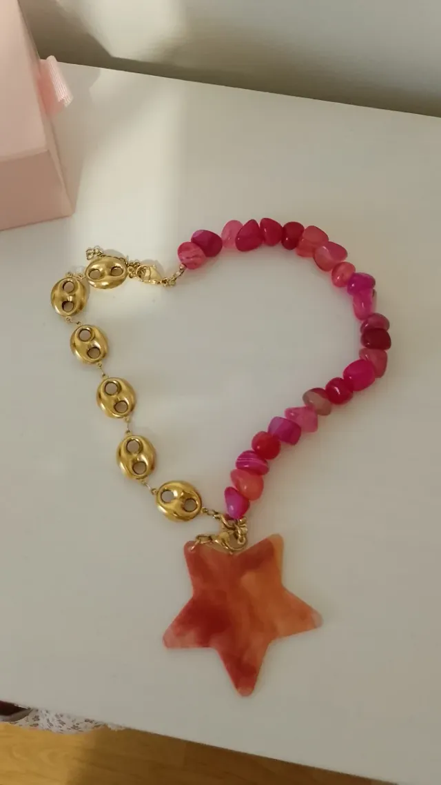 Collar dorado con piedras rosas y estrella