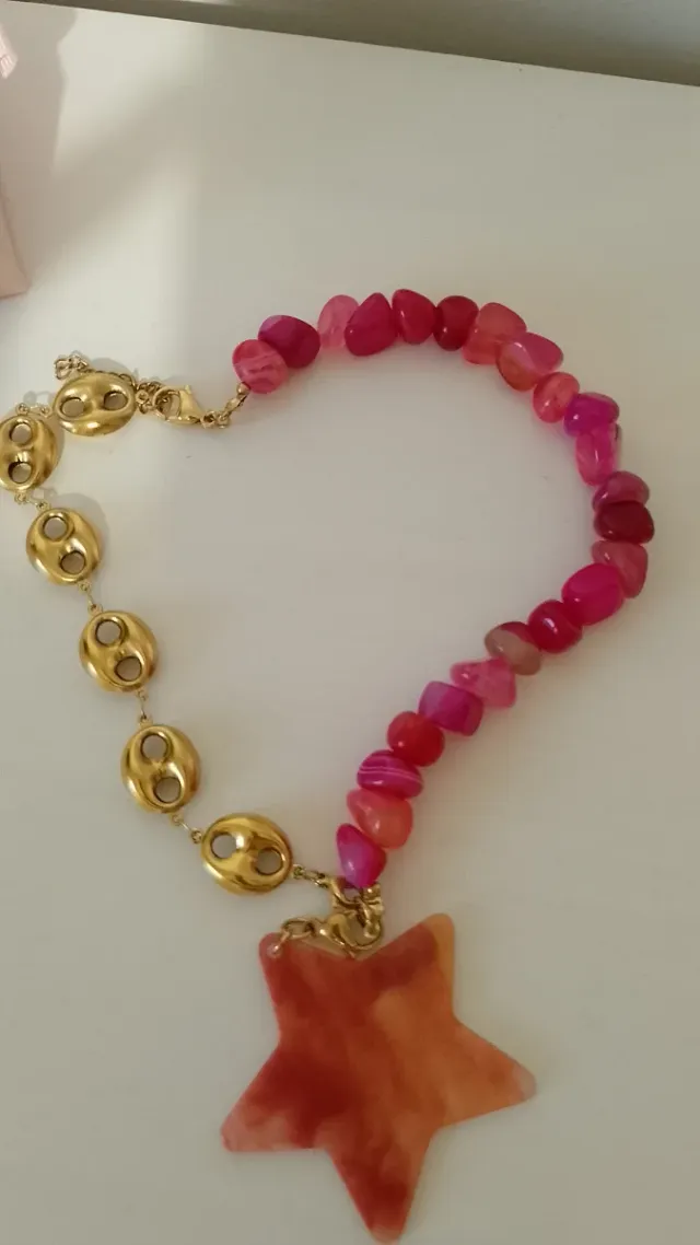 Collar dorado con piedras rosas y estrella