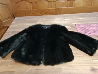 Abrigo de pelo negro