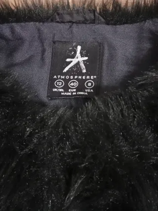 Abrigo de pelo negro