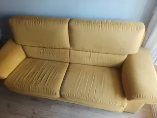 Sofá de 2 plazas amarillo tela
