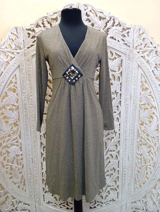 Vestido dorado con detalle joya