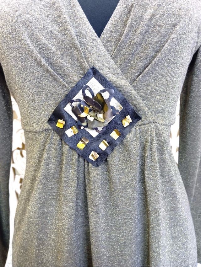 Vestido dorado con detalle joya