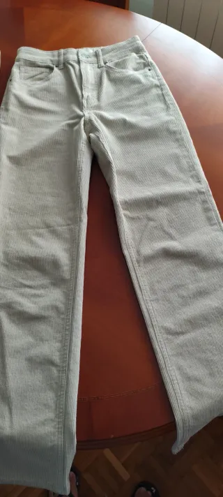 Pantalón de pana beige.