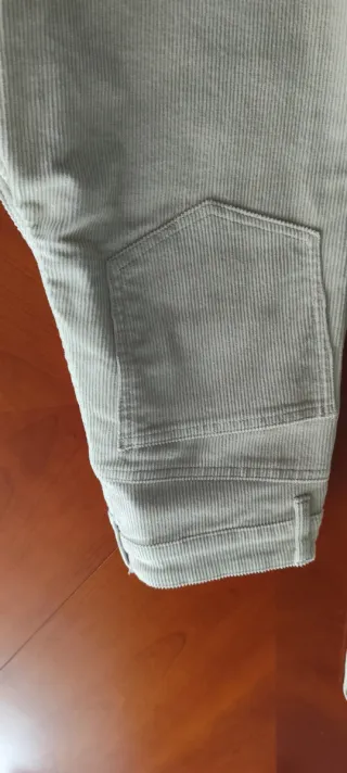 Pantalón de pana beige.