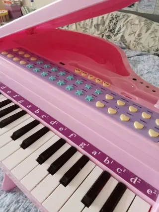 Piano de juguete rosa con estrellas