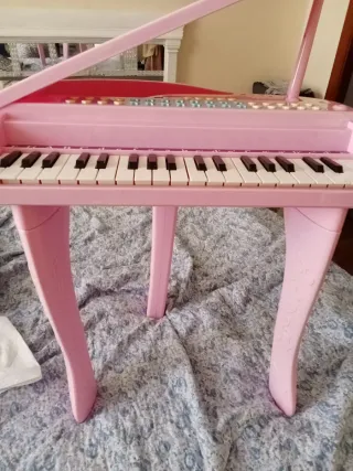 Piano de juguete rosa con estrellas