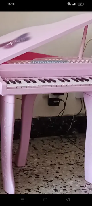 Piano de juguete rosa con estrellas