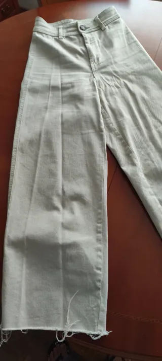 Pantalón beige H&M cropped