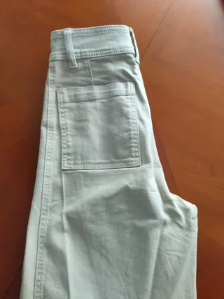 Pantalón beige H&M cropped