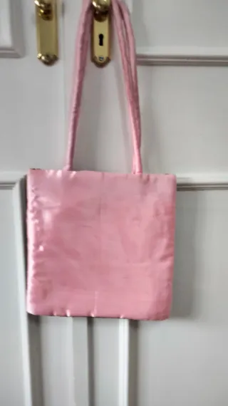 Bolso de fiesta rosa con abalorios. 23 x 23 cm