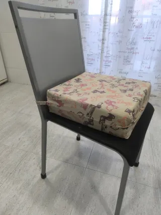 Cojín elevador infantil estampado de perritos.