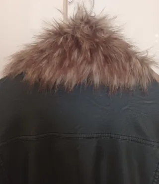 Cazadora Guess con Cuello Peludo desmontable