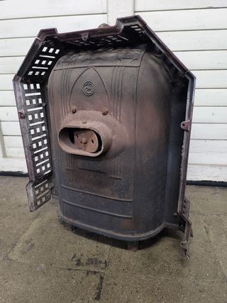 Chimenea de hierro antigua morada. Diseño