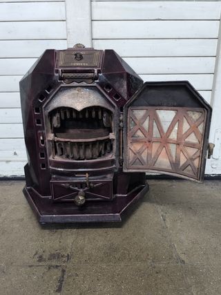 Chimenea de hierro antigua morada. Diseño