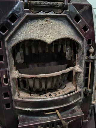 Chimenea de hierro antigua morada. Diseño