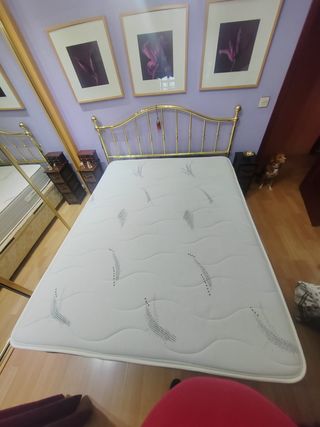 Colchón y cabecero de cama doble
